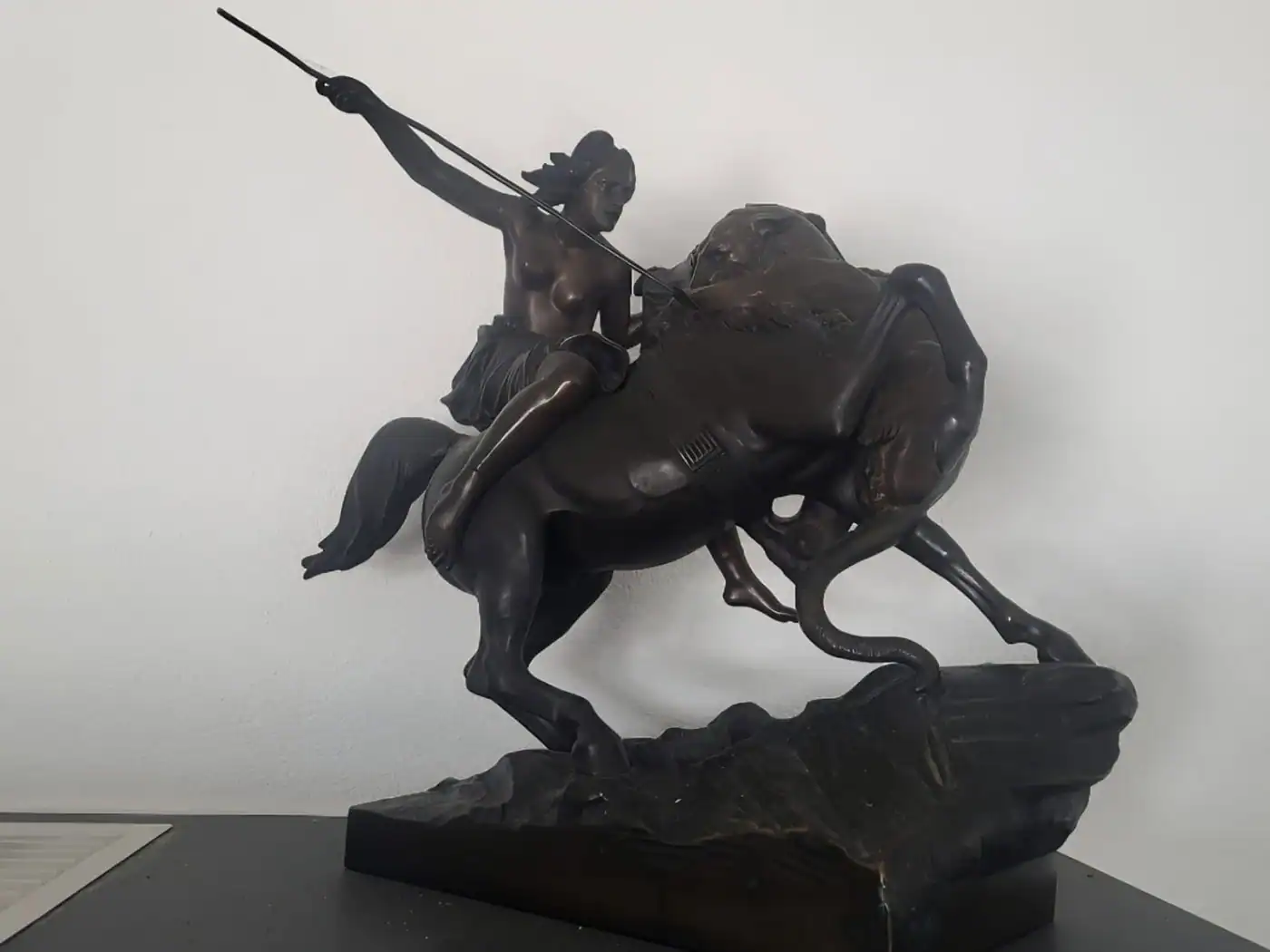 Bronzefigur eines Reiters mit erhobener Lanze auf Marmorsockel