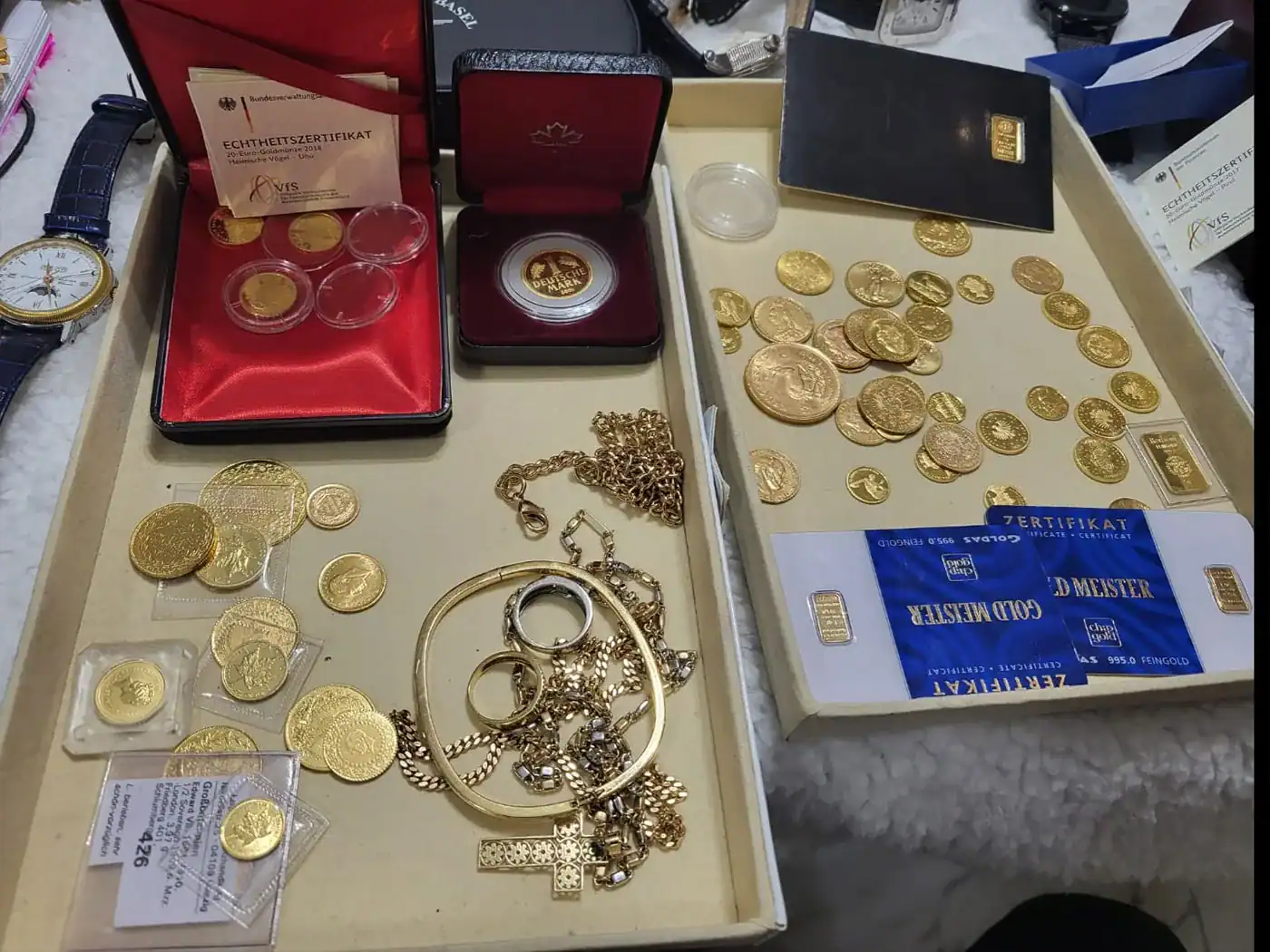 Goldmünzen und Goldschmuck mit Etuis und Zertifikaten
