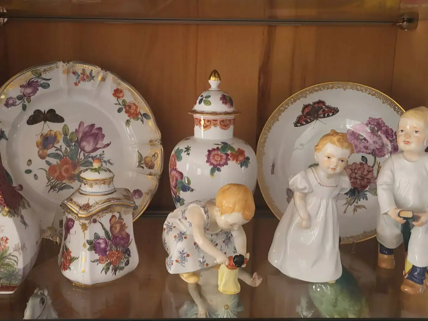 Porzellanteller, Deckelvase und Kinderfiguren mit Blumenmalerei