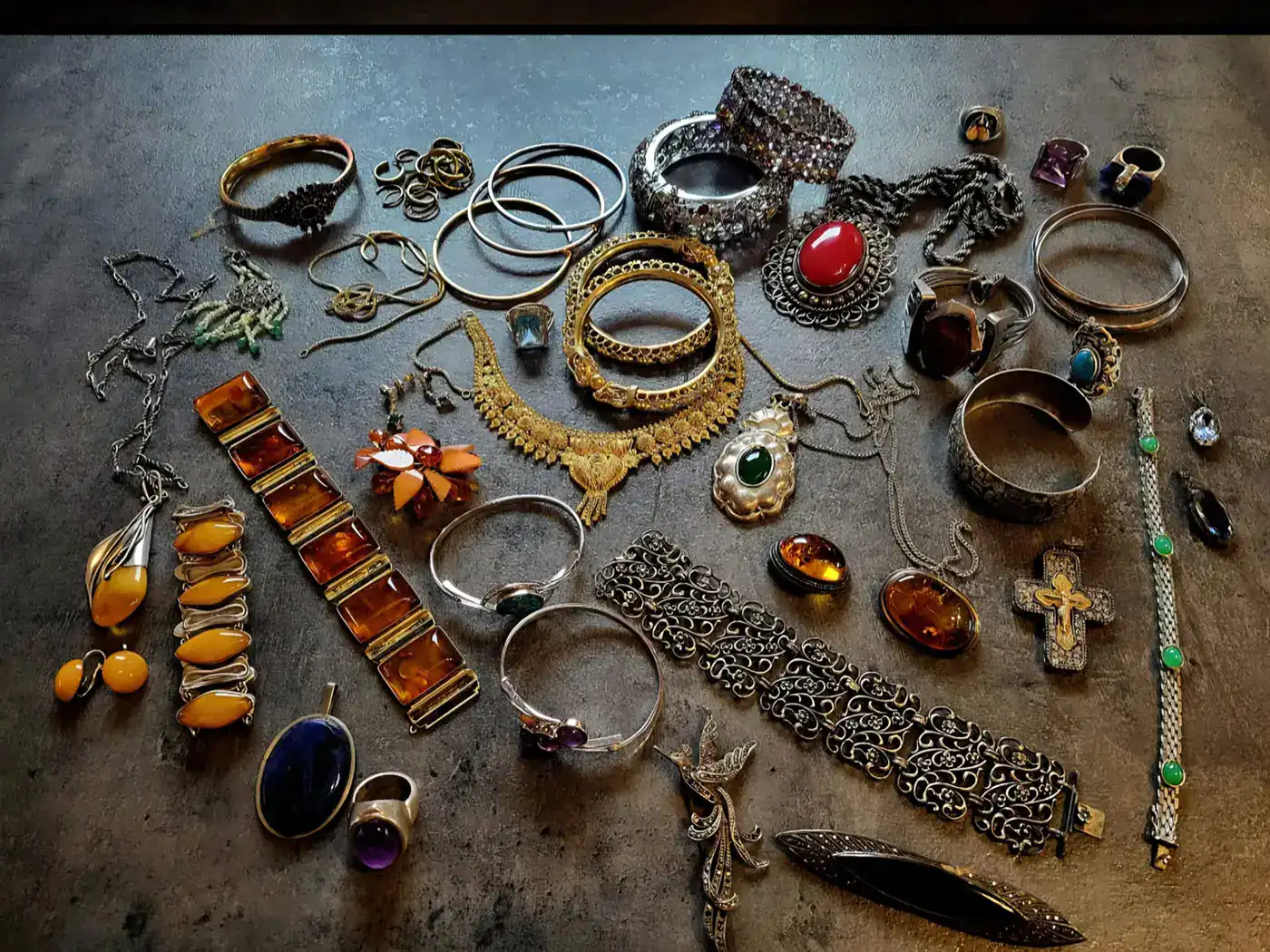 Schmuck-Konvolut mit Bernstein, Farbsteinen, Ringen, Armreifen und Ketten