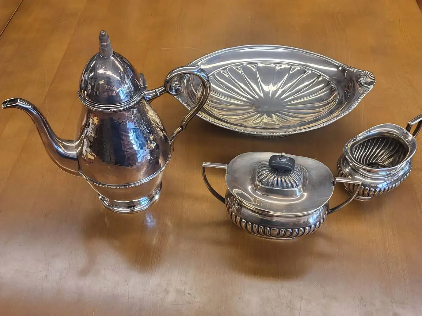 Silberne Kaffeekanne, Sauciere und Zuckerdose