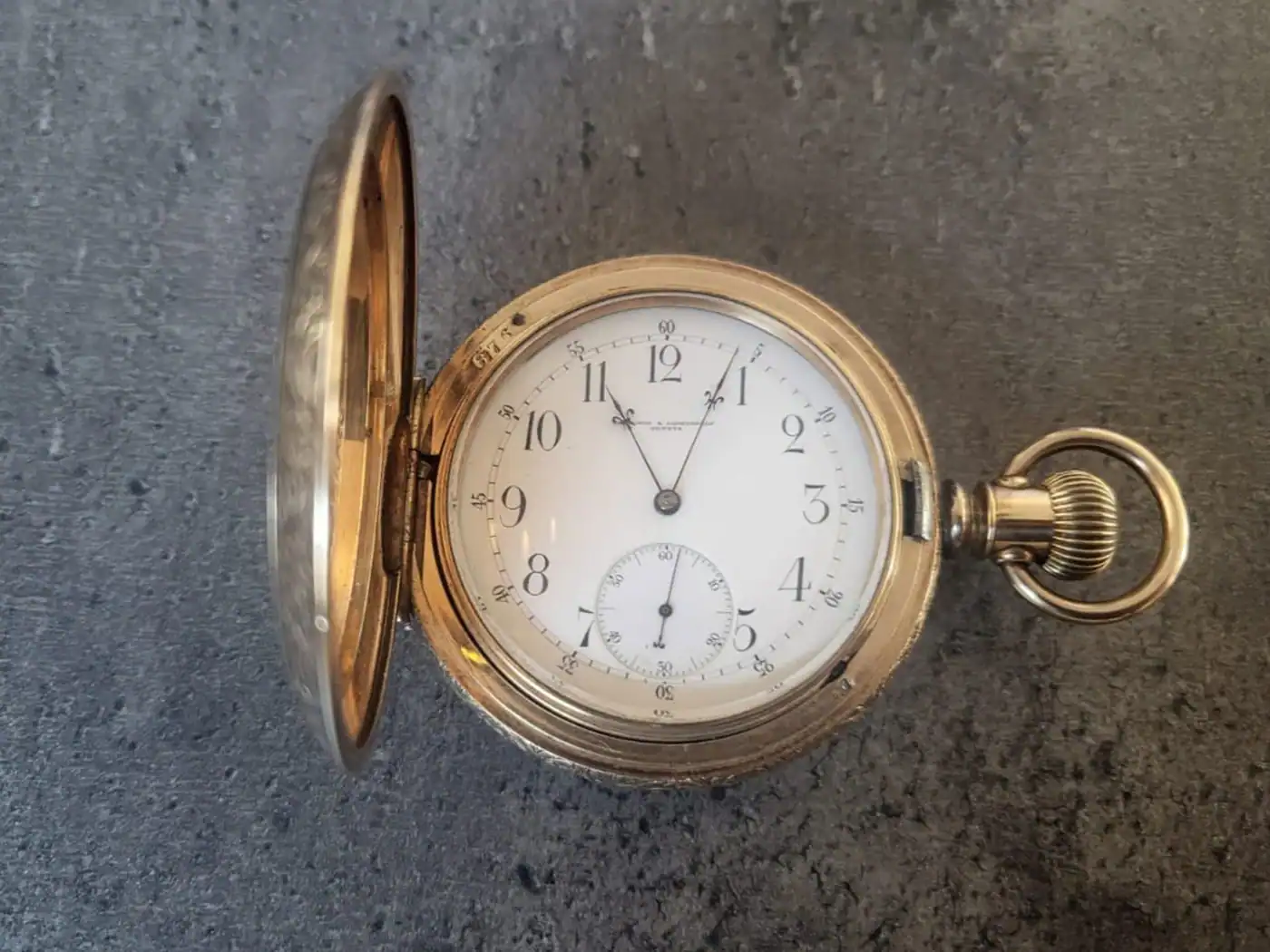Goldene Savonnette-Taschenuhr mit Sprungdeckel und Emailzifferblatt
